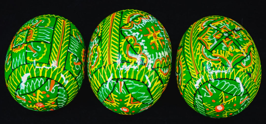 3 UKRAINIAN WOODEN PYSANKY HAND DECORATED EASTER EGGS ON A PLATE GREEN