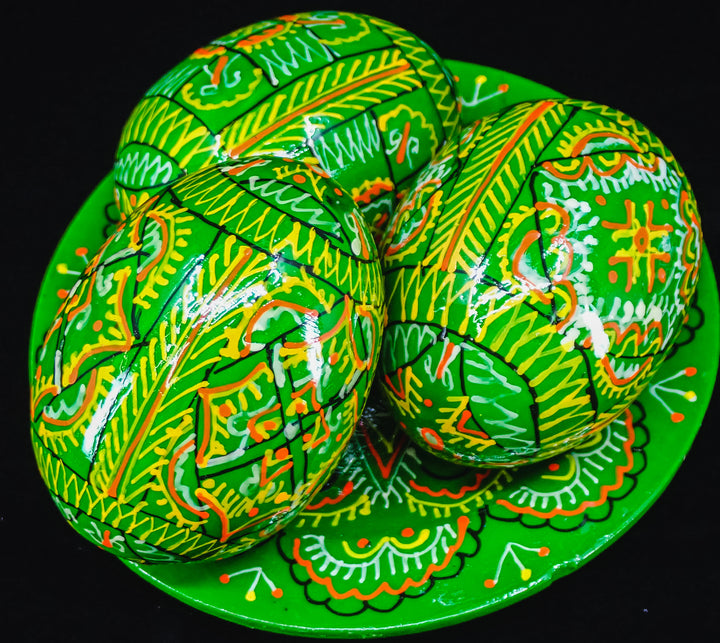3 UKRAINIAN WOODEN PYSANKY HAND DECORATED EASTER EGGS ON A PLATE GREEN