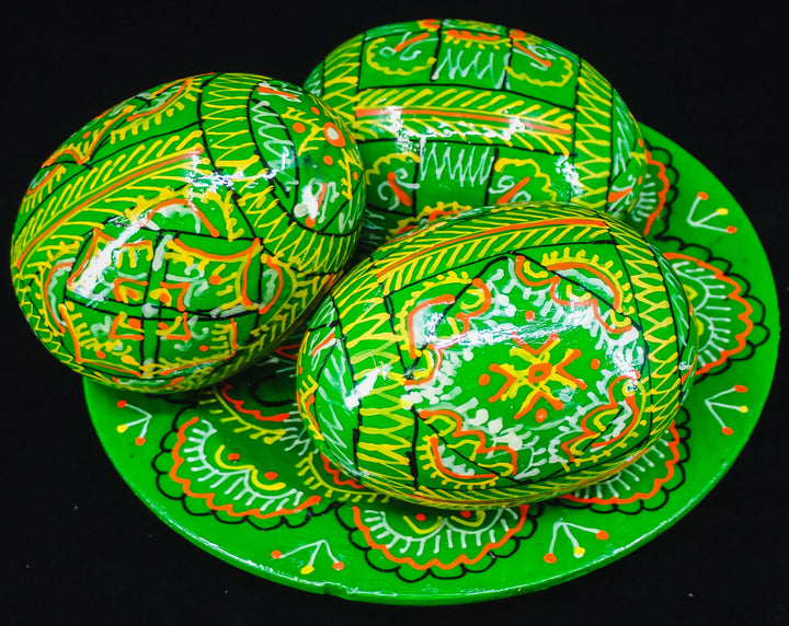 3 UKRAINIAN WOODEN PYSANKY HAND DECORATED EASTER EGGS ON A PLATE GREEN