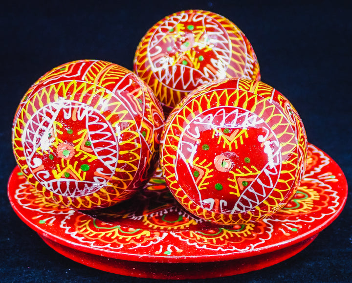 3 UKRAINIAN WOODEN PYSANKY HAND DECORATED EASTER EGGS ON A PLATE